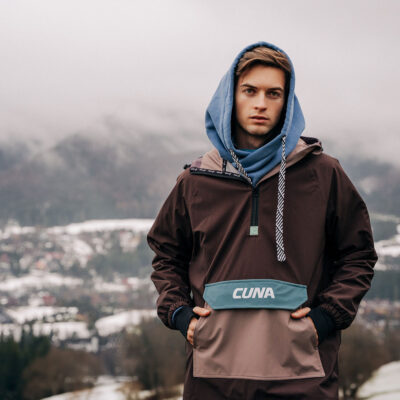 Kurtka męska anorak Foggy Earth w kolorze brązowym. Lekka, wygodna i funkcjonalna – idealna na miasto i outdoor. Wybierz naturalny styl CUNA na każdą pogodę.